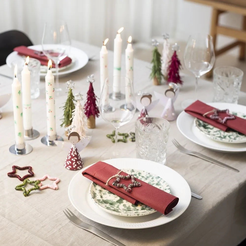 Zelfgemaakte kersttafeldecoratie