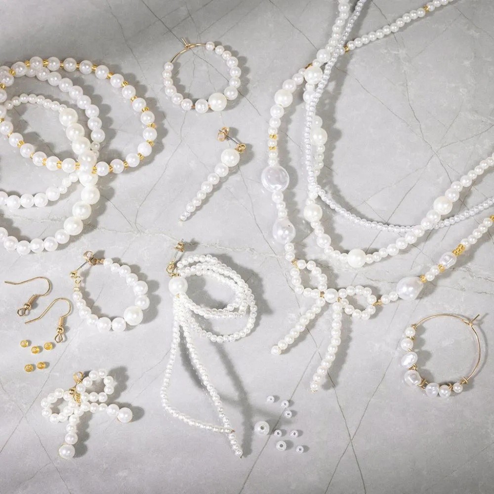 Sieraden met parelmoerwitte kralen