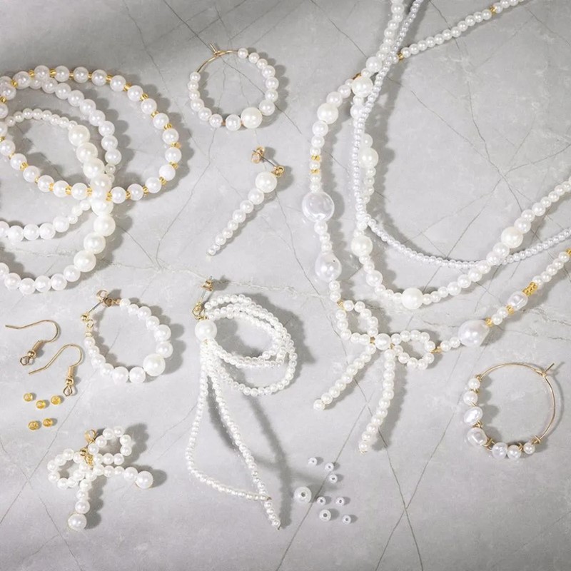 Sieraden met parelmoerwitte kralen