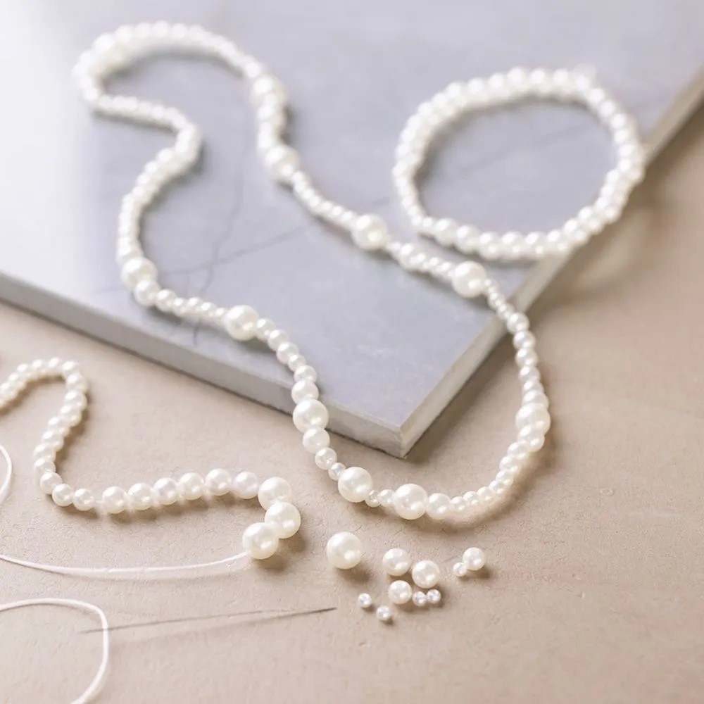 Halsketting en armband met parelmoerwitte kralen