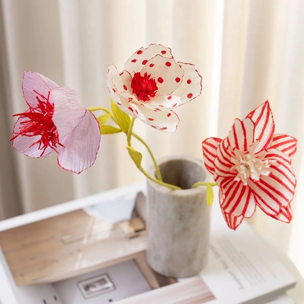 Bloemen van crêpepapier met multistiften dessin