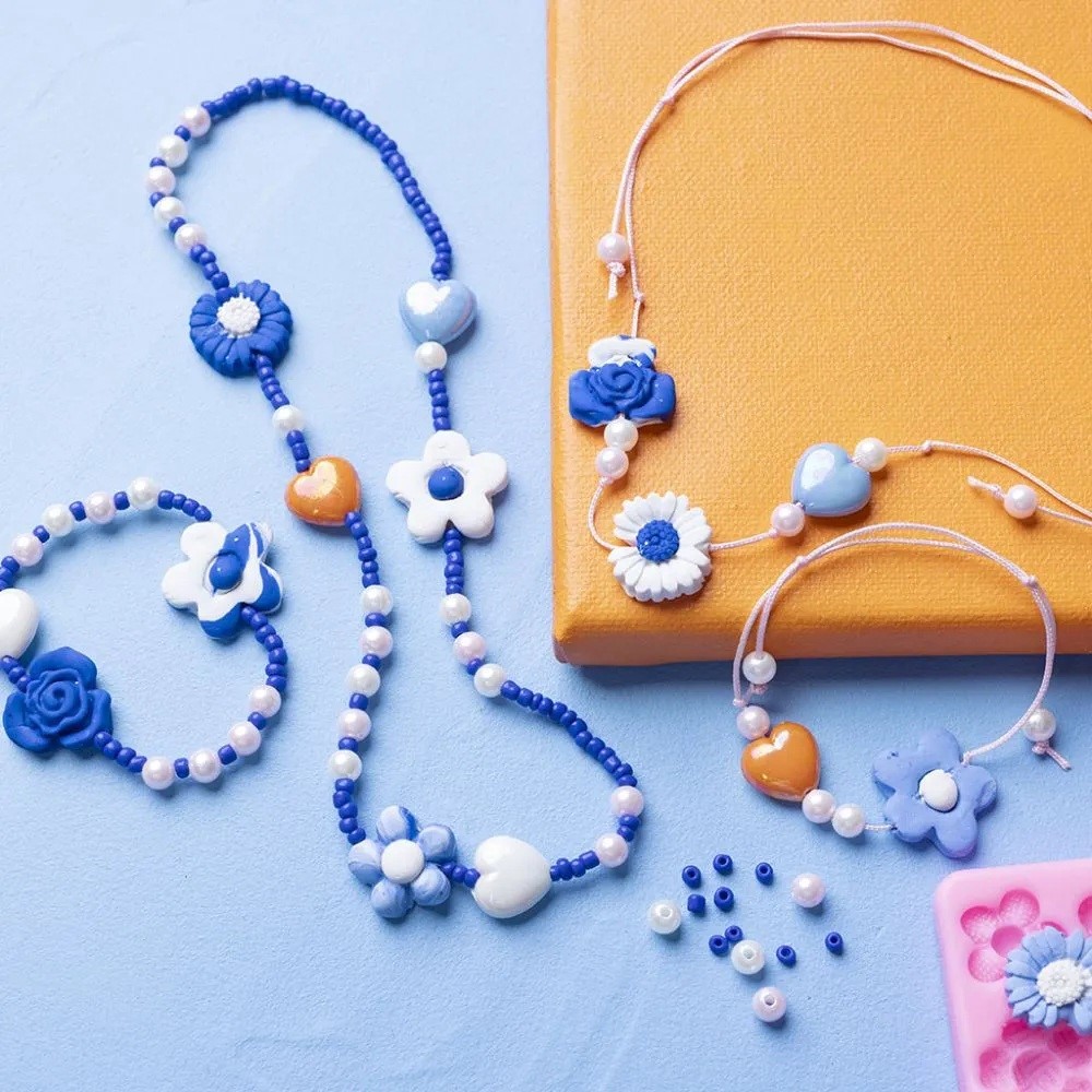 Sieraden met bloemen van polymeerklei