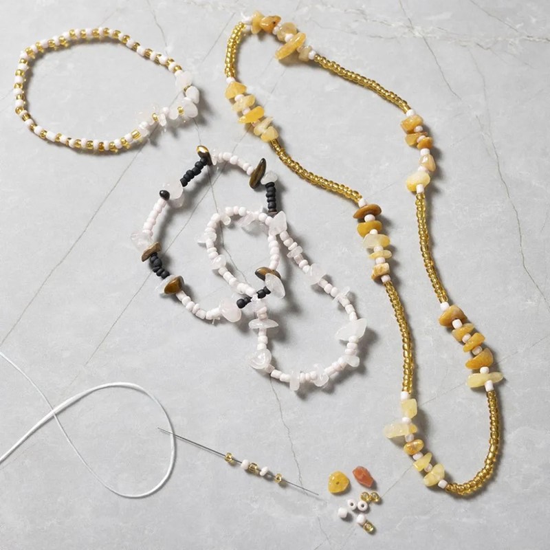 Sieraden met rozenkwarts, tijgeroog en honingcalciet