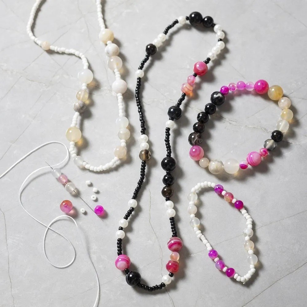 Armband en ketting rijgen met kralen van agaat