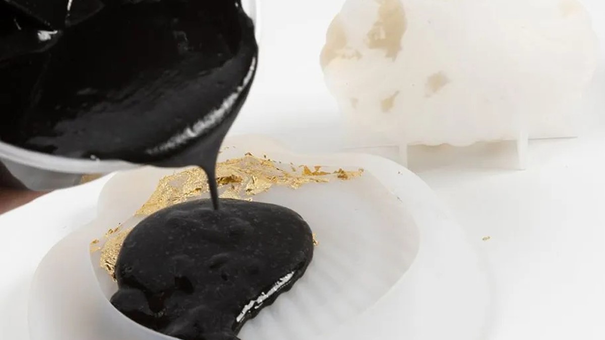 Zwarte giethars met gouden details in Home Deco